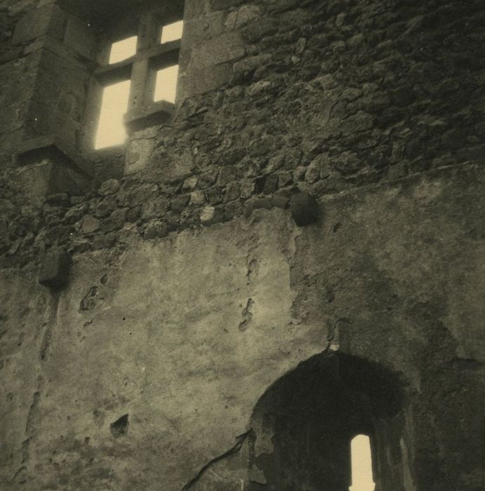 Ruines du Château fort de Rochebaron : Vue partielle des ruines, ancienne chapelle