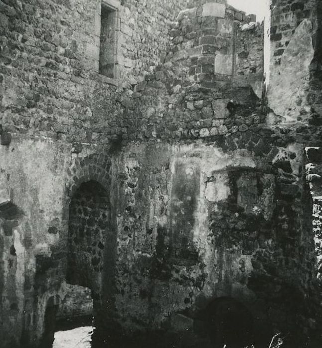 Ruines du Château fort de Rochebaron : Vue partielle des ruines, ancienne chapelle