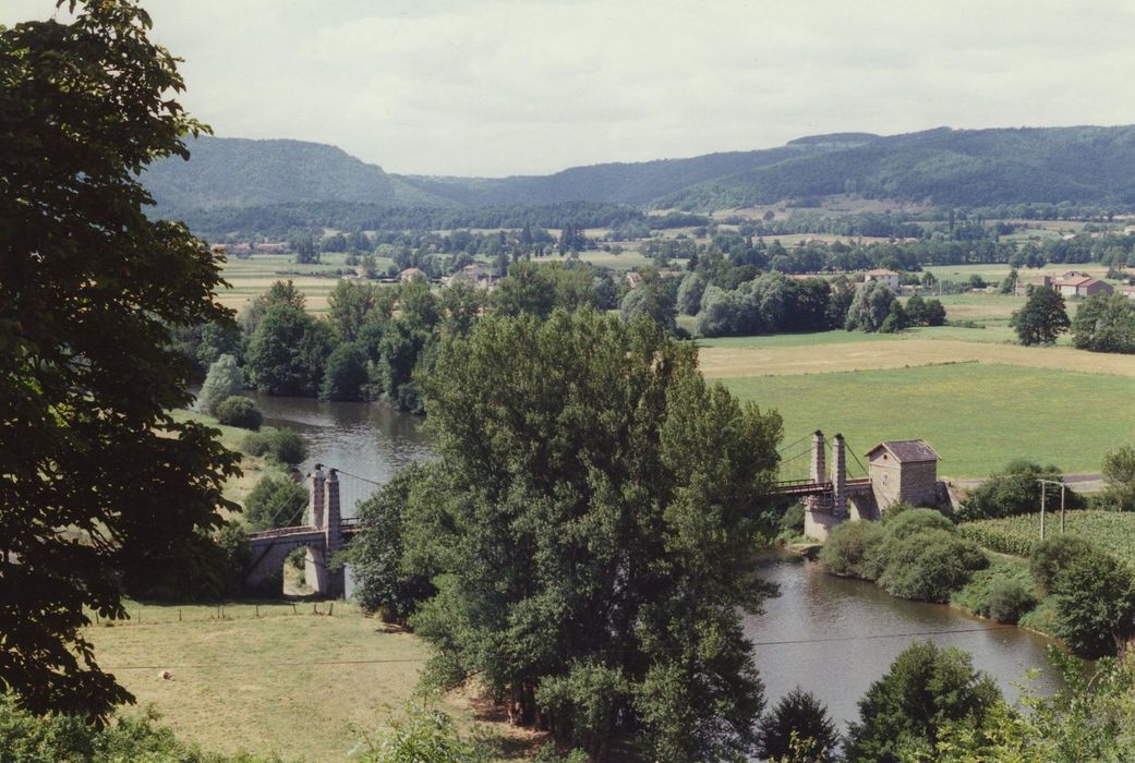 Pont suspendu de Margeaix, vue partielle de l’ouvrage dans son environnement