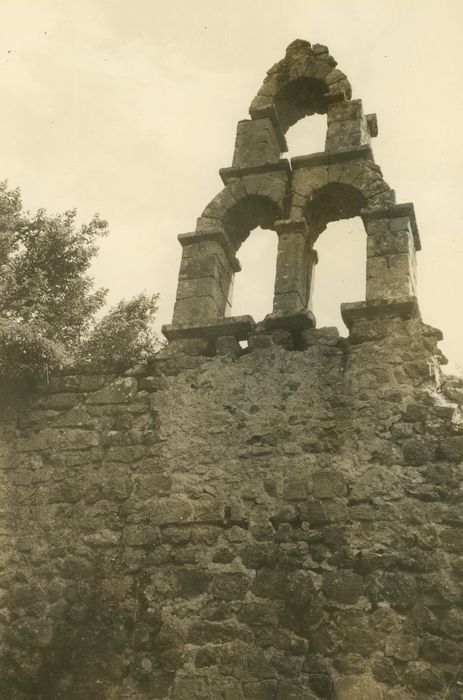 Ruines de la chapelle du Fraisse : Clocher, vue générale