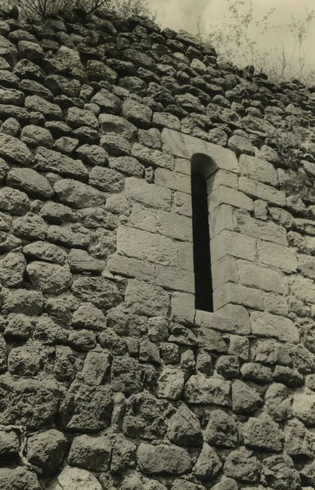 Ruines de la chapelle du Fraisse : Façade est, détail de la maçonnerie