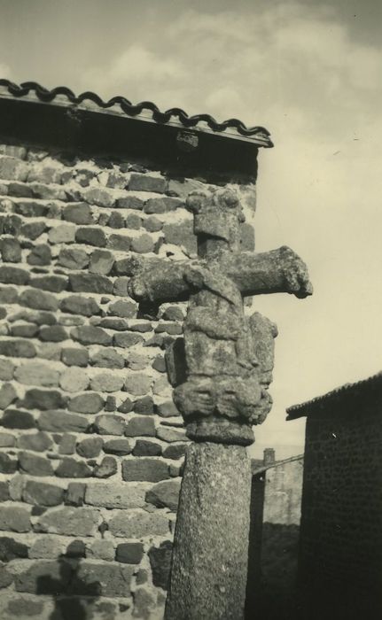 Croix de carrefour, vue partielle