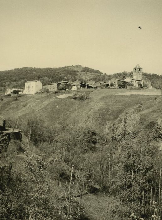 Eglise Notre-Dame de l'Assomption ou de Saint-Roch : Vue générale de l’église dans son environnement rural depuis l’Est