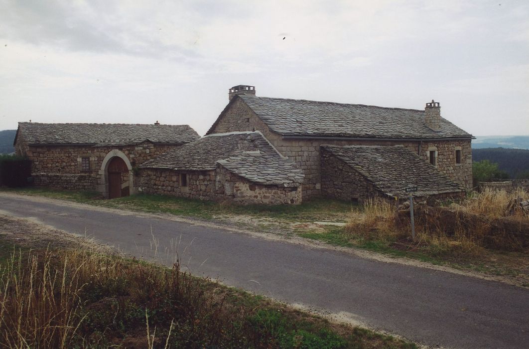 Ferme Paradis la Montjoie de Montferrat : Ensemble nord-ouest, vue générale