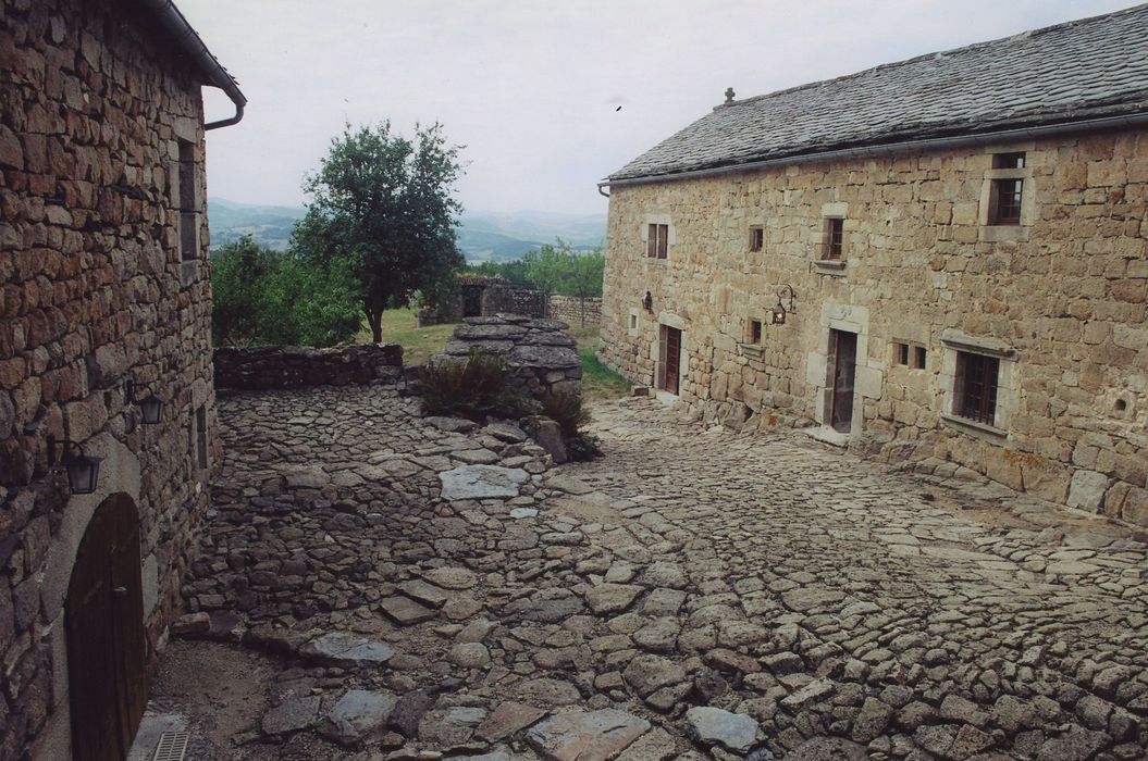 Ferme Paradis la Montjoie de Montferrat : Cour, vue générale