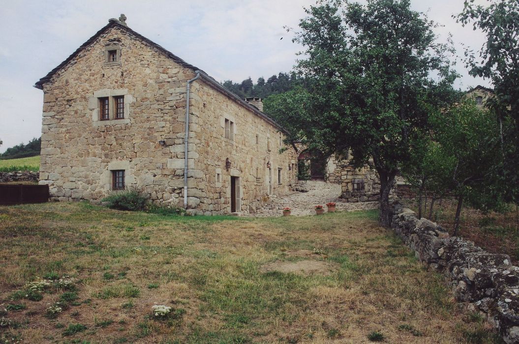 Ferme Paradis la Montjoie de Montferrat : Logis, façades sud et est, vue générale