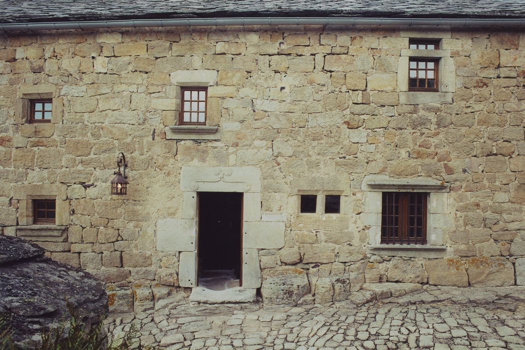 Ferme Paradis la Montjoie de Montferrat : Logis, façade est, vue partielle