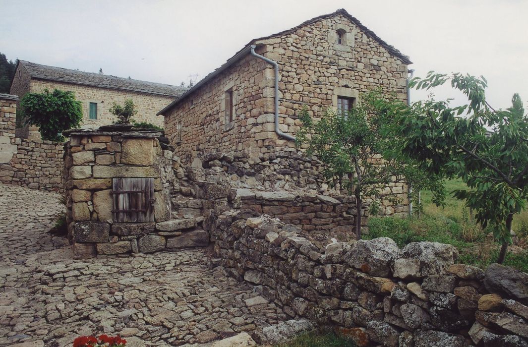 Ferme Paradis la Montjoie de Montferrat : Puis et grange, vue générale