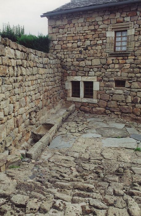 Ferme Paradis la Montjoie de Montferrat : Abreuvoirs situés dans la cour, vue générale