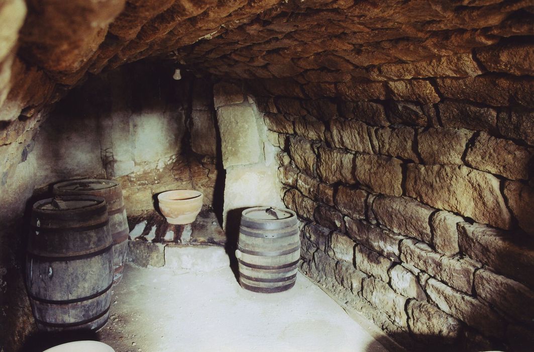 Ferme Paradis la Montjoie de Montferrat : Cave, vue partielle