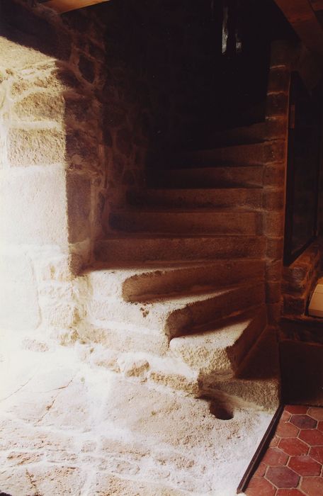 Ferme Paradis la Montjoie de Montferrat : Logis, escalier, vue partielle