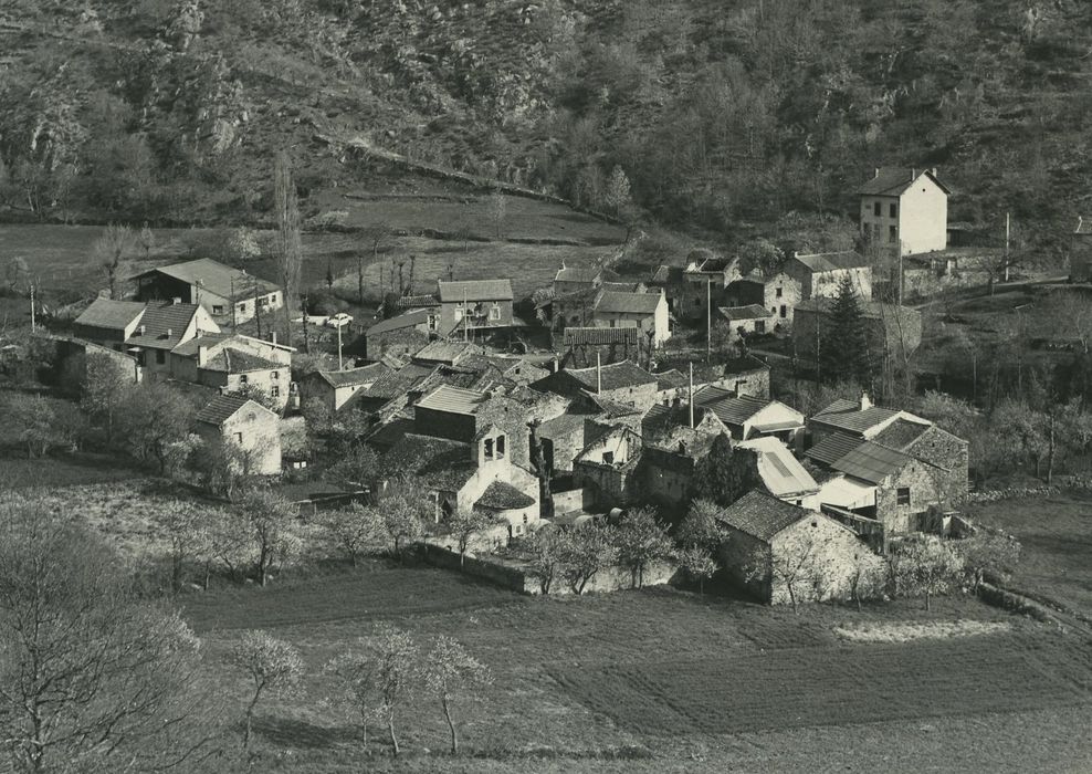 Eglise de Bousselargues : Vue générale de l’église dans son environnement rural depuis le Sud