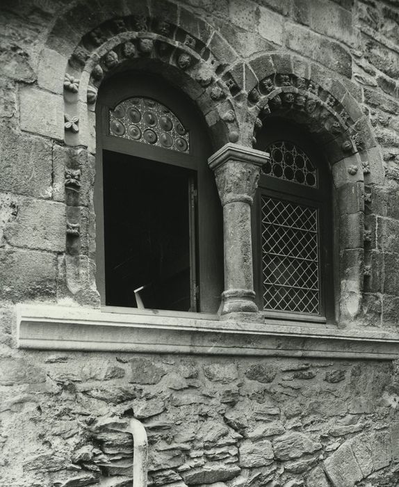 Maison romane : Détail d’une baie géminée