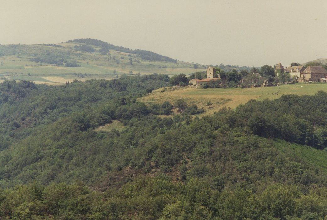 Château du Bos : Vue générale du château dans son environnement rural depuis le Sud-Est