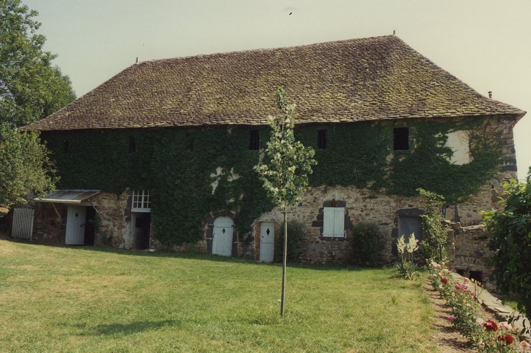 Château du Bos : Grange-étable, façade ouest, vue générale