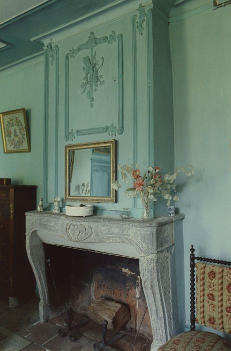 Château du Bos : 1er étage, chambre n°1, cheminée vue générale