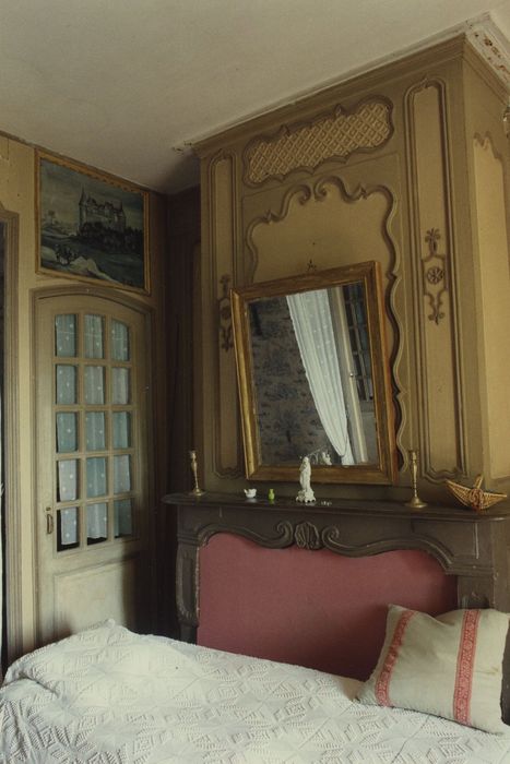 Château du Bos : 2e étage, chambre à alcôve, cheminée, vue générale