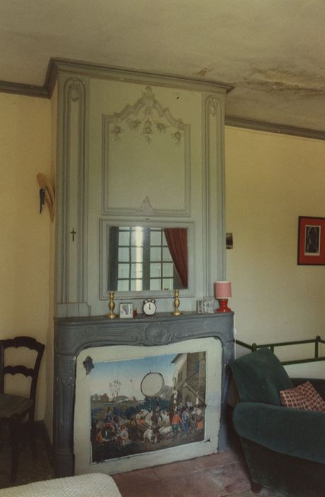 Château du Bos : 2e étage, chambre n°2, cheminée, vue générale