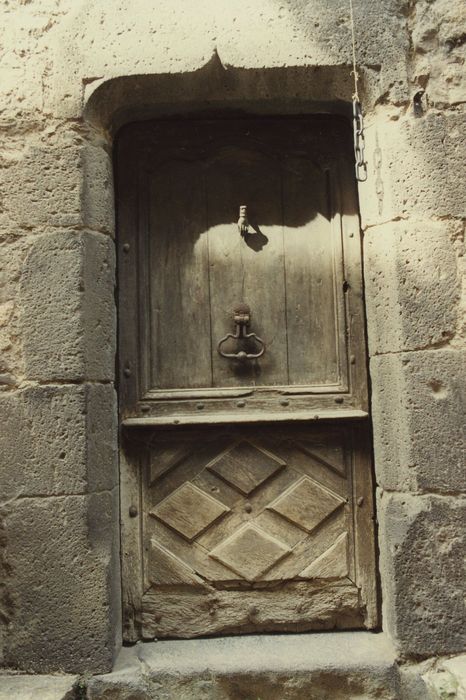 Maison Blanc du Bos : Porte d’accès sur rue à la tourelle d’escalier, vue générale