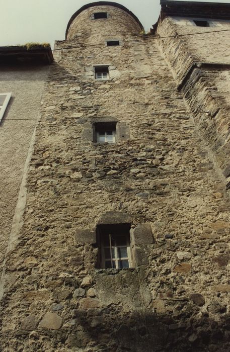 Maison Blanc du Bos : Façade sur rue, tourelle d’escalier, vue générale