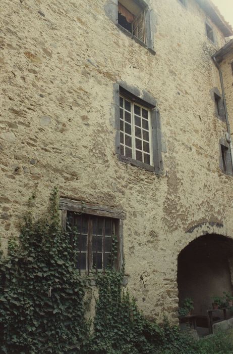 Maison Blanc du Bos : Façade sur la cour intérieure, vue partielle