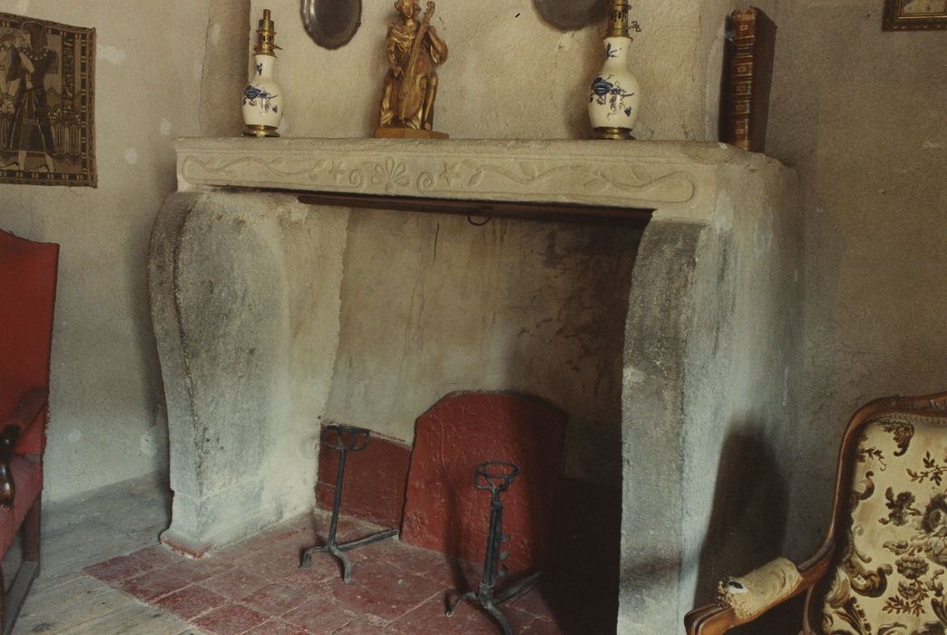 Maison Blanc du Bos : 2e étage, grande chambre à alcôve, cheminée, vue générale