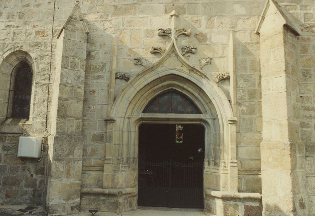 Eglise Saint-Pierre : Portail sud, vue générale