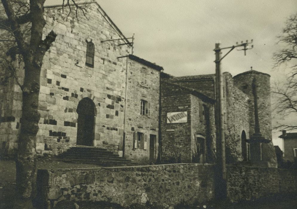 Eglise Saint-Pierre : Façade occidentale, vue partielle