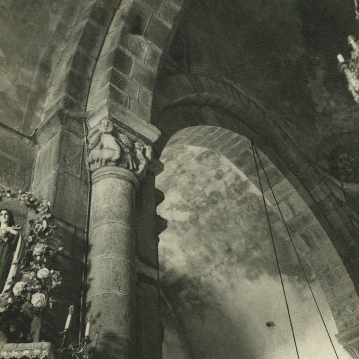 Eglise Saint-Pierre : Nef, détail d’un chapiteau sculpté