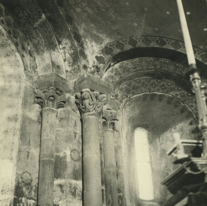 Eglise Saint-Pierre : Choeur, détail de chapiteaux sculptés