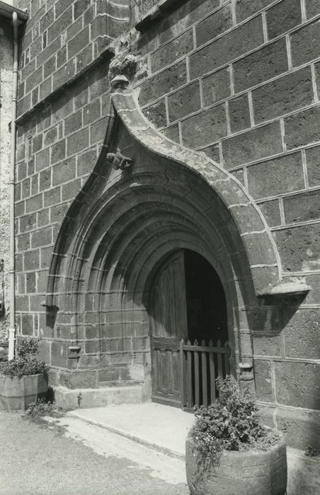 Eglise Saint-Martin : Portail occidental, vue générale