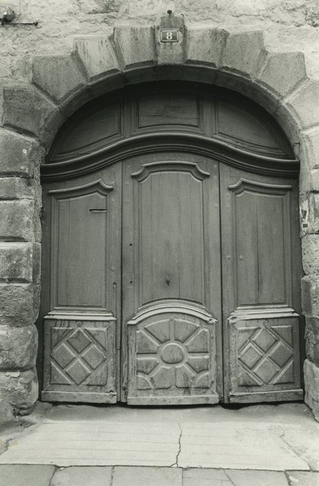 Hôtel Tabart : Portail sur rue, vue générale