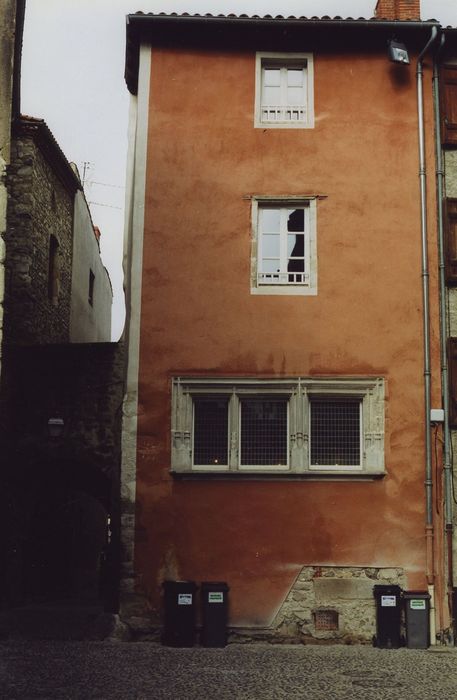 Maison dite Maison de Mandrin : Façade arrière est sur la place, vue générale