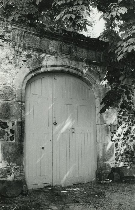 Maison forte ou château de Farnier : Portail d’accès sur rue, vue générale