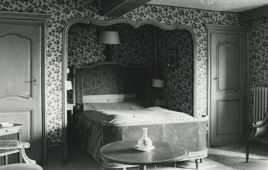 Maison forte ou château de Farnier : Chambre à alcôve n°3, lambris de revêtement, vue partielle