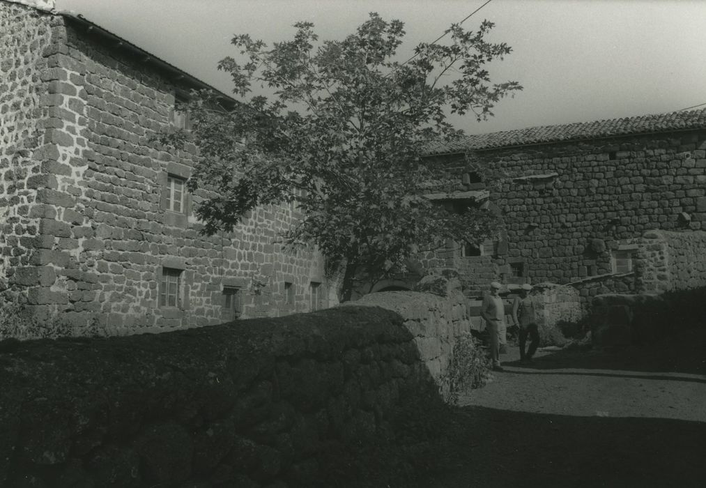 Ferme Arnaud : logis et grange, façades sud et est, vue partielle