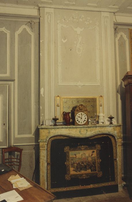 Château de Courbière : Rez-de-chaussée, chambre de l’abbesse, cheminée, vue générale