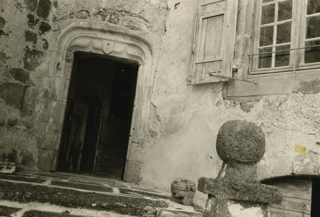 Château de Courbière : Donjon, porte d’accès, vue générale