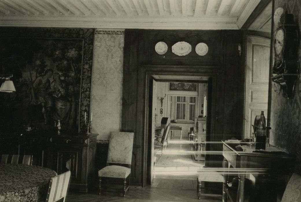 Château de Courbière : Rez-de-chaussée, salle à manger, lambris de revêtement, vue partielle