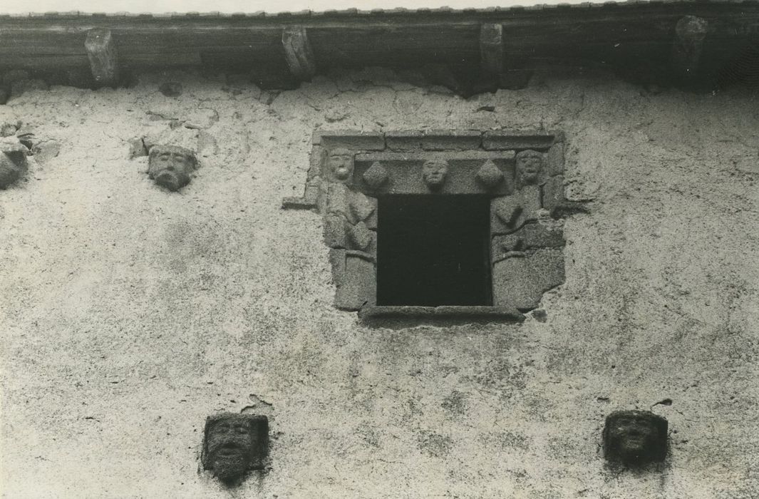 Maison forte ou château de la Borie-Chambarel : Façade est, détail d’une baie