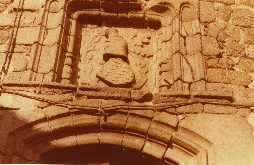 Maison forte ou château de la Borie-Chambarel : Façade sud, détail du bas-relief surmontant la porte d’accès