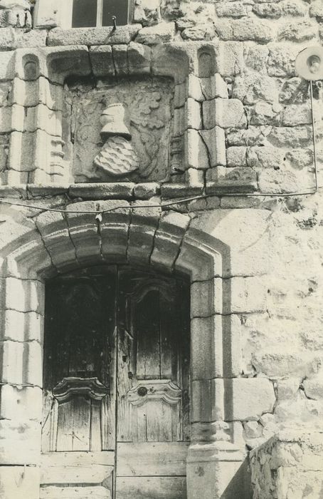 Maison forte ou château de la Borie-Chambarel : Façade sud, porte d’accès, vue générale