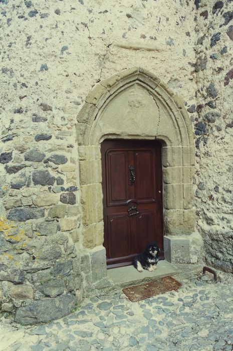 Château du Chambon : Tourelle sud, détail de la porte d’accès