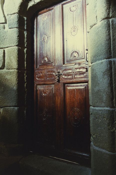 Château du Chambon : Tourelle d’escalier, 3e niveau, détail du vantail de la porte de communication