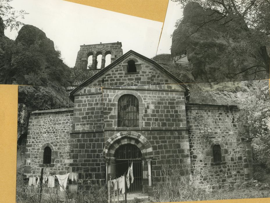 Ancienne église troglodytique Sainte-Croix : Façade occidentale, vue générale