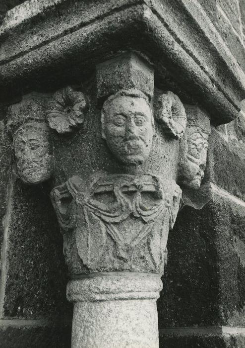 Ancienne église troglodytique Sainte-Croix : Portail occidental, détail d’un chapiteau