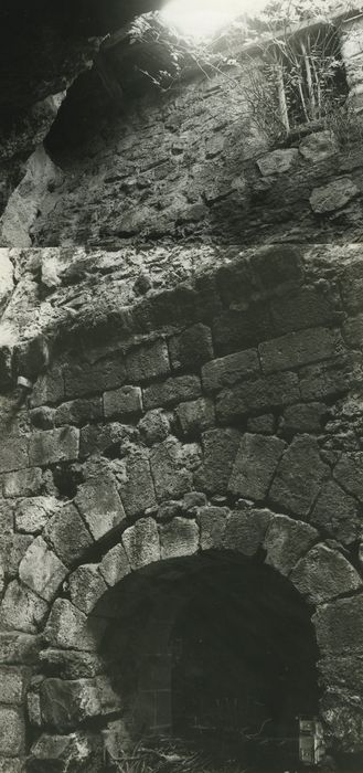 Ancienne église troglodytique Sainte-Croix : Salle 1, mur sud, vue partielle