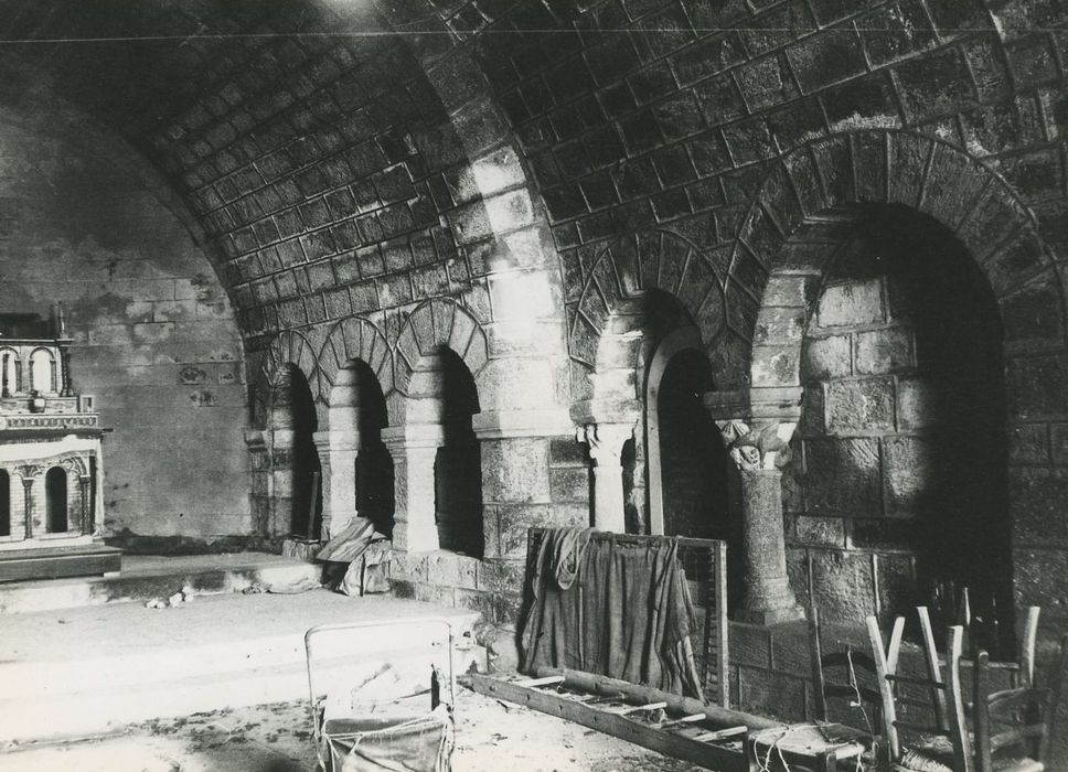 Ancienne église troglodytique Sainte-Croix : Arcatures du mur sud, vue générale