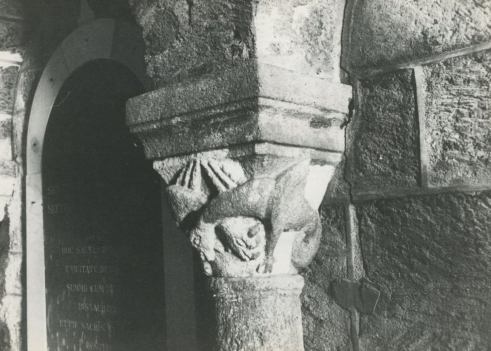 Ancienne église troglodytique Sainte-Croix : Arcatures du mur sud, détail d’un chapiteau