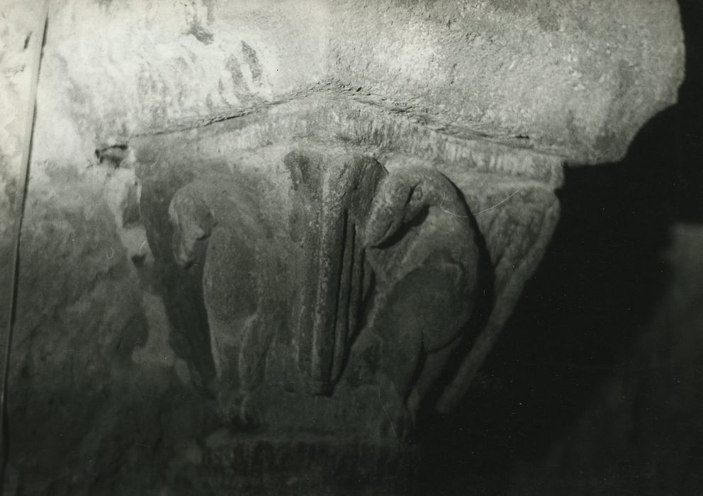 Ancienne église troglodytique Sainte-Croix : Arcatures du mur nord, détail d’un chapiteau